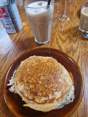 ⊹˚₊pancakes vegans au sirop d'érable et frappé végétal au syrop d'érable₊˚⊹ at La Luck in Brussels