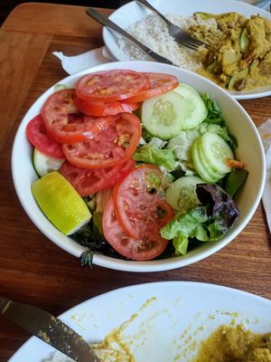 Ensalada tomate, pepino, lechuga at El Arbol in Santiago