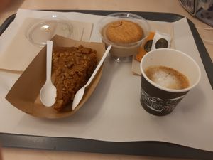 Tarta de zanahoria, natillas y café at Burger Mel - La Marina in Tenerife