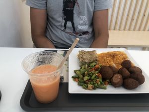 full plate of the day (600g) plus papaya-pineapple-melon juice at Burger Mel - La Marina in Tenerife