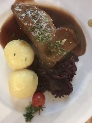 Omas veganer Sauerbraten mit Rotkohl und Kartoffelknödeln (Oktober 2023)  at Omas Küche in Freiburg