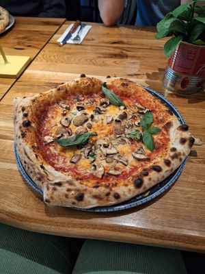 Vegane Margherita mit Pilzen 🥰 so so lecker 🤤 at BiancoRosso in Speyer