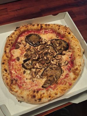 Gestern endlich mal wieder eine Pizza von Bianco Rosso gegessen. Die Magherita Vegan mit Pilzen und Aubergine , war sehr le cker 💚. at BiancoRosso in Speyer