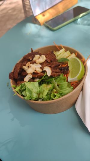 Veggie bowl with vegan meat at Fraise Café in Menton