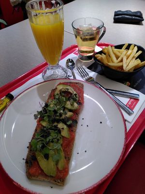 Tostada with avocado at VIPS Smart in Segovia