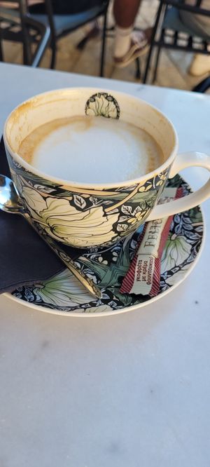 Capuccino con bebida de almendra at Favela No 17 in Corfu