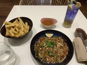 Pad Thai and passion fruity fizz  #Veganuary at SHAKA - Mall of Asia in Pasay