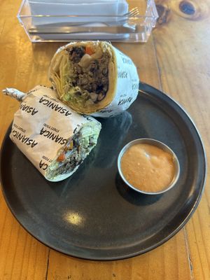 Muy buena comida! Pedí el burrito y me gustó tanto que incluso volví el otro día  at Asianica Street Food - temporarily closed in Lima