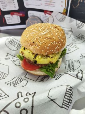 Hawaian nightmare burger: ta bien buena la verdad at El Jardin de Lilith in Mexico City