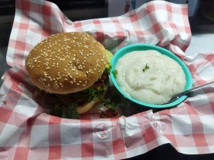 Kemonito burger y puré de papa at El Jardin de Lilith in Mexico City