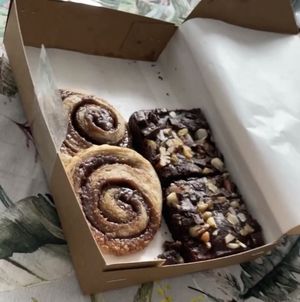 Brownies y cinnamon roll  at La kiuna de Blú in Lima