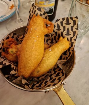 Fiori di zucca in pastella con ricotta vegana at Caciara in Milan