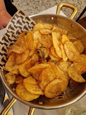 Chips al tartuffo at Caciara in Milan