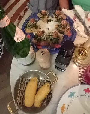 Pizza al padellino con friarielli e salsiccia beyond, fiori di zucca ripieni at Caciara in Milan