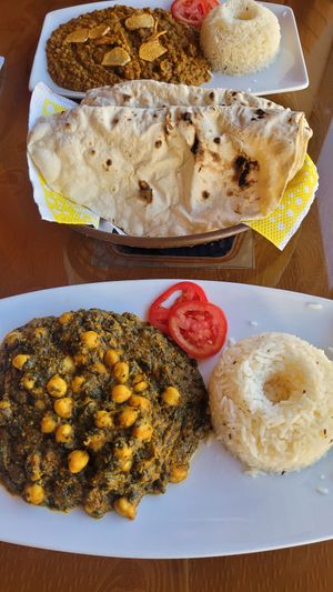 lunch menu chickpeas and spinach with bread at Paulinos Indian Cuisine in Huaraz