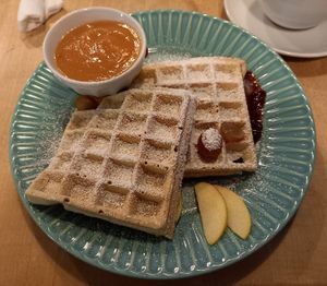 Vegane Chiawaffeln mit Apfelmus at Café Rudowitz in Wurzburg