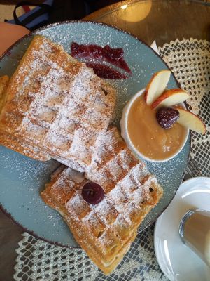 Waffeln mit Apfelmus at Café Rudowitz in Wurzburg