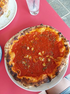 Pizza knoflook at Leo's Beach Bar in Fuerteventura