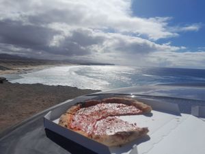 Immer einen Abstecher wert wenn man in El Cotillo ist. Auch zum Mitnehmen. Die Wartezeit verkürzt ein wirklich guter Espresso at Leo's Beach Bar in Fuerteventura