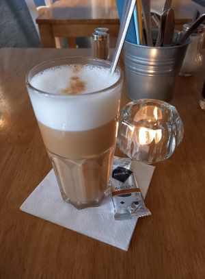 Latte Macchiato entkoffeiniert mit Hafermilch at Café Leo  in Oberasbach