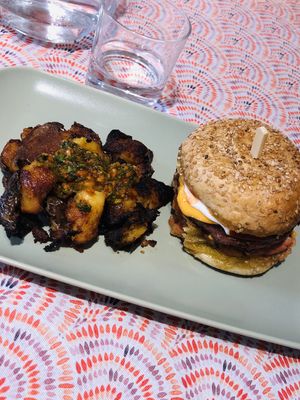 Burger and smashed potatoes   at BICEPS VEGGIE in Barbizon