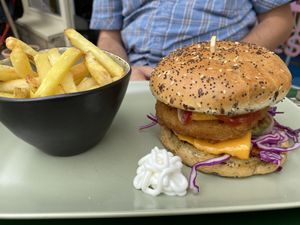 „Chicken“ Burger with fries  at BICEPS VEGGIE in Barbizon