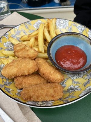 Nuggets and fries  at BICEPS VEGGIE in Barbizon