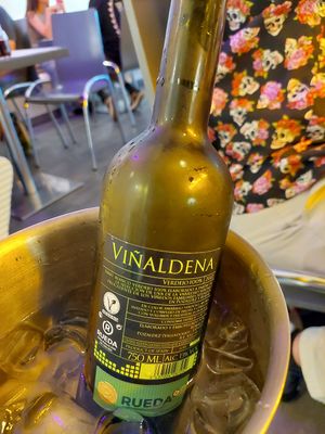 Vegan white wine at Los Andenes Vegan - Puerta de Toledo in Madrid