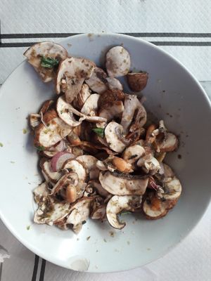 💚 Entrante de champiñones, buenísimos 💚 at Los Andenes Vegan - Puerta de Toledo in Madrid