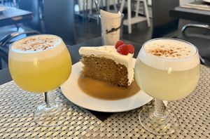 Pisco sour, maracusour, torta 3 leches  at Los Andenes Vegan - Puerta de Toledo in Madrid