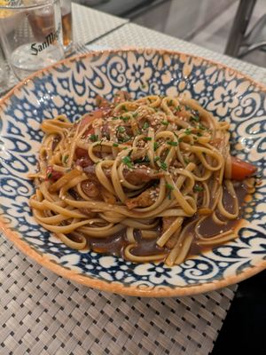 Tallarines saltados at Los Andenes Vegan - Puerta de Toledo in Madrid