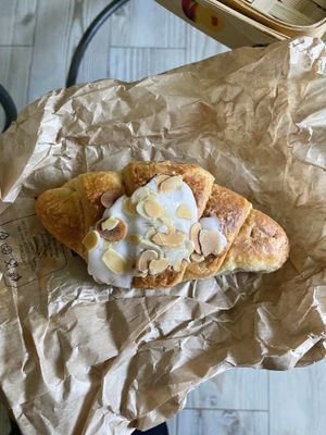 Croissant aux amandes 🌱   at Boulangerie Jacquin in Nancy