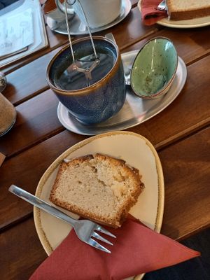 Kräutertee mit veganem Zitronenkuchen at Café Senza Limiti in Wurzburg