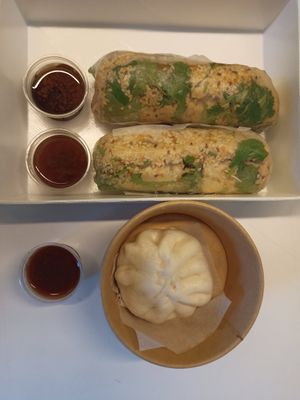 Rice paper rolls and bums at Knees to Chin in Louvain-la-neuve