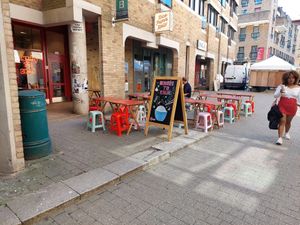  at Knees to Chin in Louvain-la-neuve