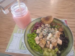 I've got mr Buddha poke bowl. Was really tasty 😋 tofu and raisins, beans, mushroom, pico de gayo..... big bowl with fresh smoothie. Will come back definitely. at Mr Kale - Maspolomas  in Gran Canaria