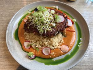 Quinoa, kikkererwten steak, gegrilde champignons en groenten met saus en kruidenolie  at Tilstede mat og mer in Kristiansand