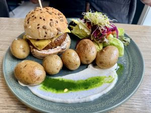 Hamburger met aardappels, salade en groenten    at Tilstede mat og mer in Kristiansand