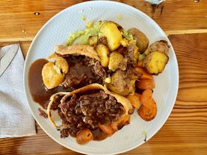 Linsen-Nuss-Braten in Blätterteighülle, Rosmarin Ofenkartoffeln, Karamellisierte Karotten, Kartoffel-Erbsen-Creme, Knuspertopping, Bratensauce  at Das Jaartn in Berlin