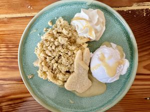Apfel-Pfirsich-Crumble, selbstgemachtes Vanilleeis, Karamellsauce  at Das Jaartn in Berlin