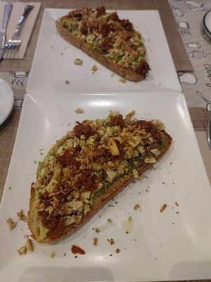 Tostada de revuelto de tofu, aguacate, cebolla frita, albahaca y tomates cherrys deshidratados at VEGandVEG Gastroartesanía in Fuenteheridos