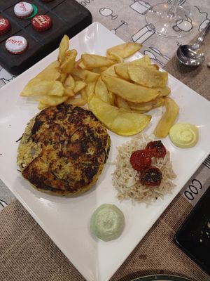 Hamburguesa de lentejas rojas y alga nori con salsas veganas #Veganuary at VEGandVEG Gastroartesanía in Fuenteheridos