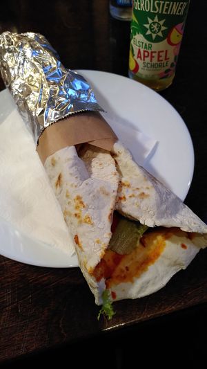 Lahmaçun mit Falafel at Il Vegano in Aachen