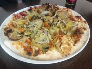 Vöner pizza at Il Vegano in Aachen