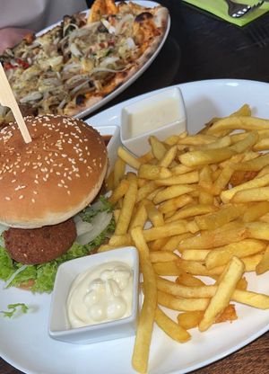 Falafel-Burger und Pizza Vöner   at Il Vegano in Aachen
