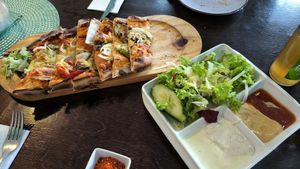 Pide serviert mit Salat und verschiedenen Soßen at Il Vegano in Aachen