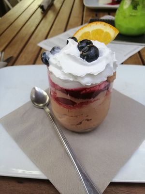 Mousse au Chocolat mit Fruchtsoße at Velo Heilbronn in Heilbronn