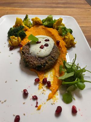 Bratling, orientalisches Möhrenpüree, Minzoghurt , Granatapfel, Brokkoli, Blumenkohl   at Velo Heilbronn in Heilbronn