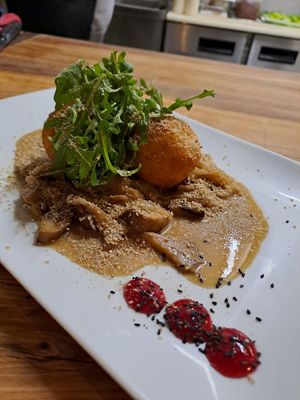 Reisbällchen auf Kürbis-Pilz Ragout mit Preiselbeergel und Sesamparmesan  at Velo Heilbronn in Heilbronn