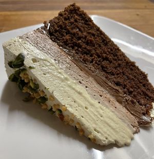 „Antoinette-Torte“ (Schokolade, Rum, Marzipan, Nougat, Pistazie)   at Velo Heilbronn in Heilbronn